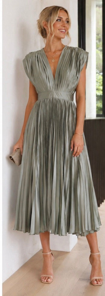 Hayes & Tate™ | Timeless Pleated Midi Dress